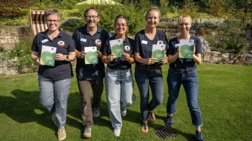 Fünf Mitarbeiter und Mitarbeiterinnen präsentieren das Programm der Löwenherz-Akademie