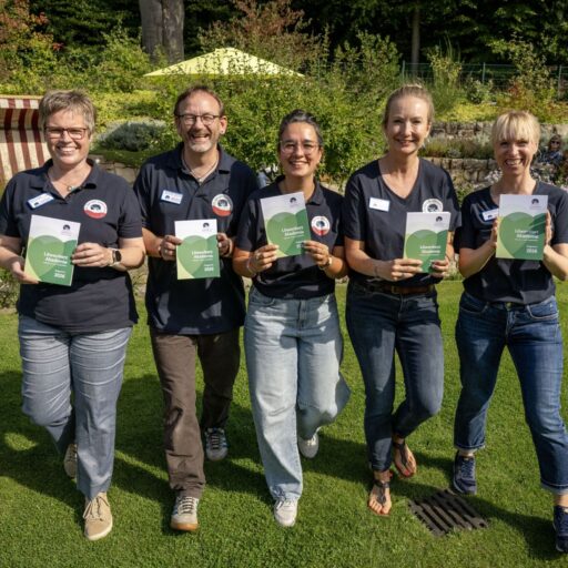 Fünf Mitarbeiter und Mitarbeiterinnen präsentieren das Programm der Löwenherz-Akademie